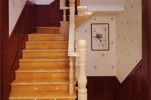 来安中式别墅室内汉白玉石楼梯的定制安装装饰效果